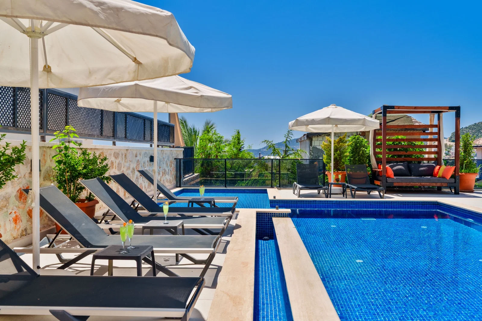 Kalkan’da Merkeze Yakın, Isıtmalı Havuzlu, 4 Yatak Odalı, Lüks Villa