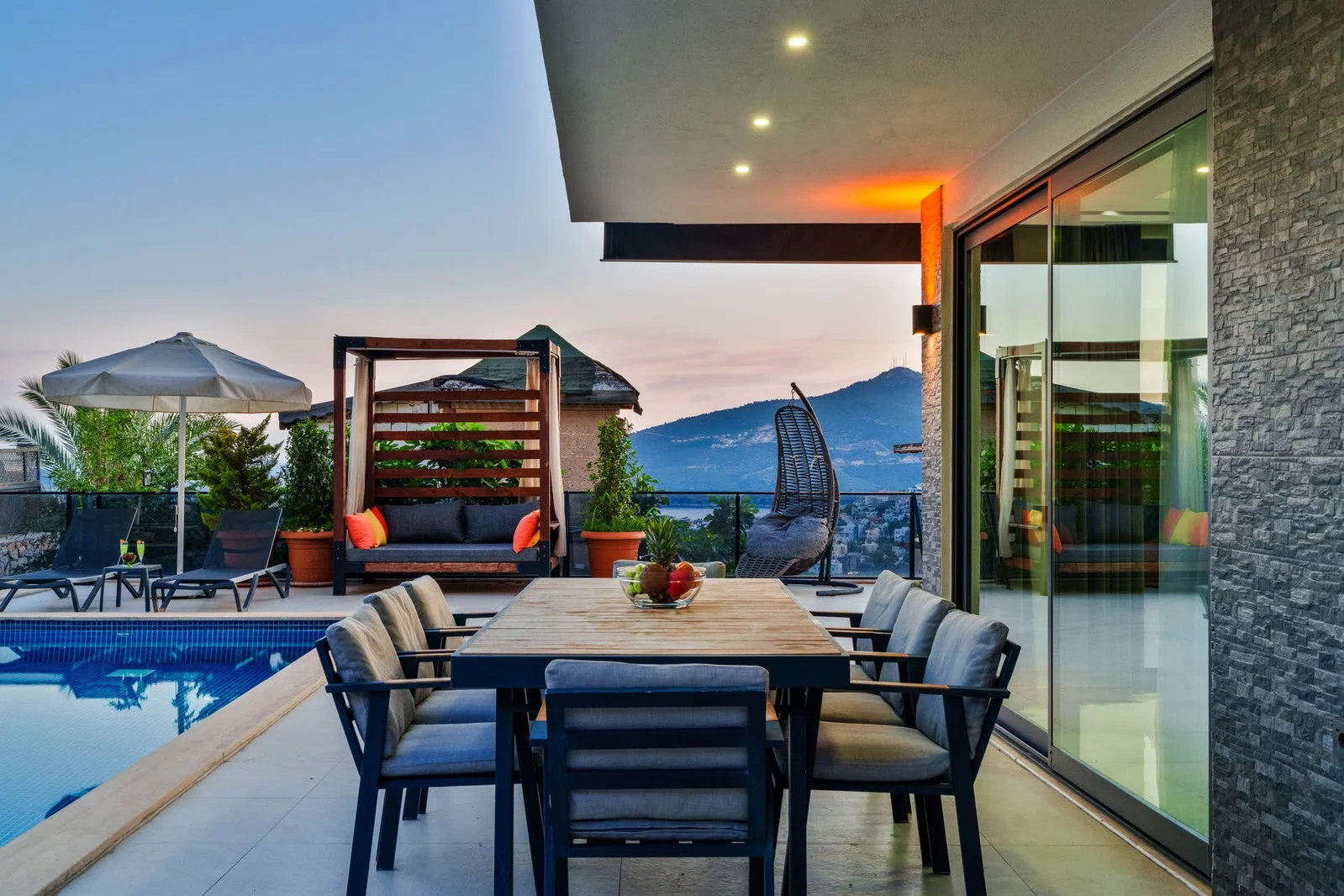 Kalkan’da Merkeze Yakın, Isıtmalı Havuzlu, 4 Yatak Odalı, Lüks Villa
