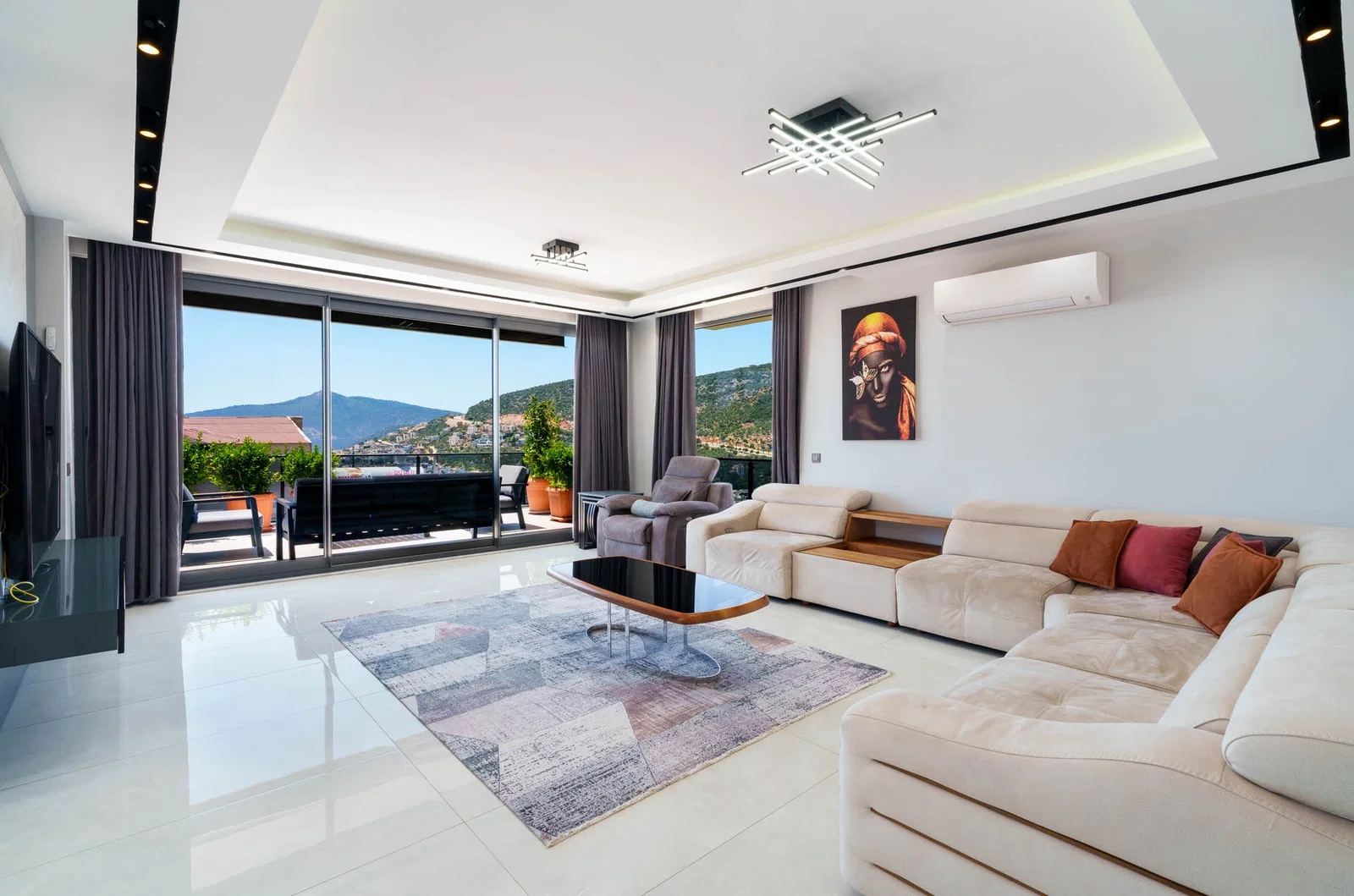 Kalkan’da Merkeze Yakın, Isıtmalı Havuzlu, 4 Yatak Odalı, Lüks Villa