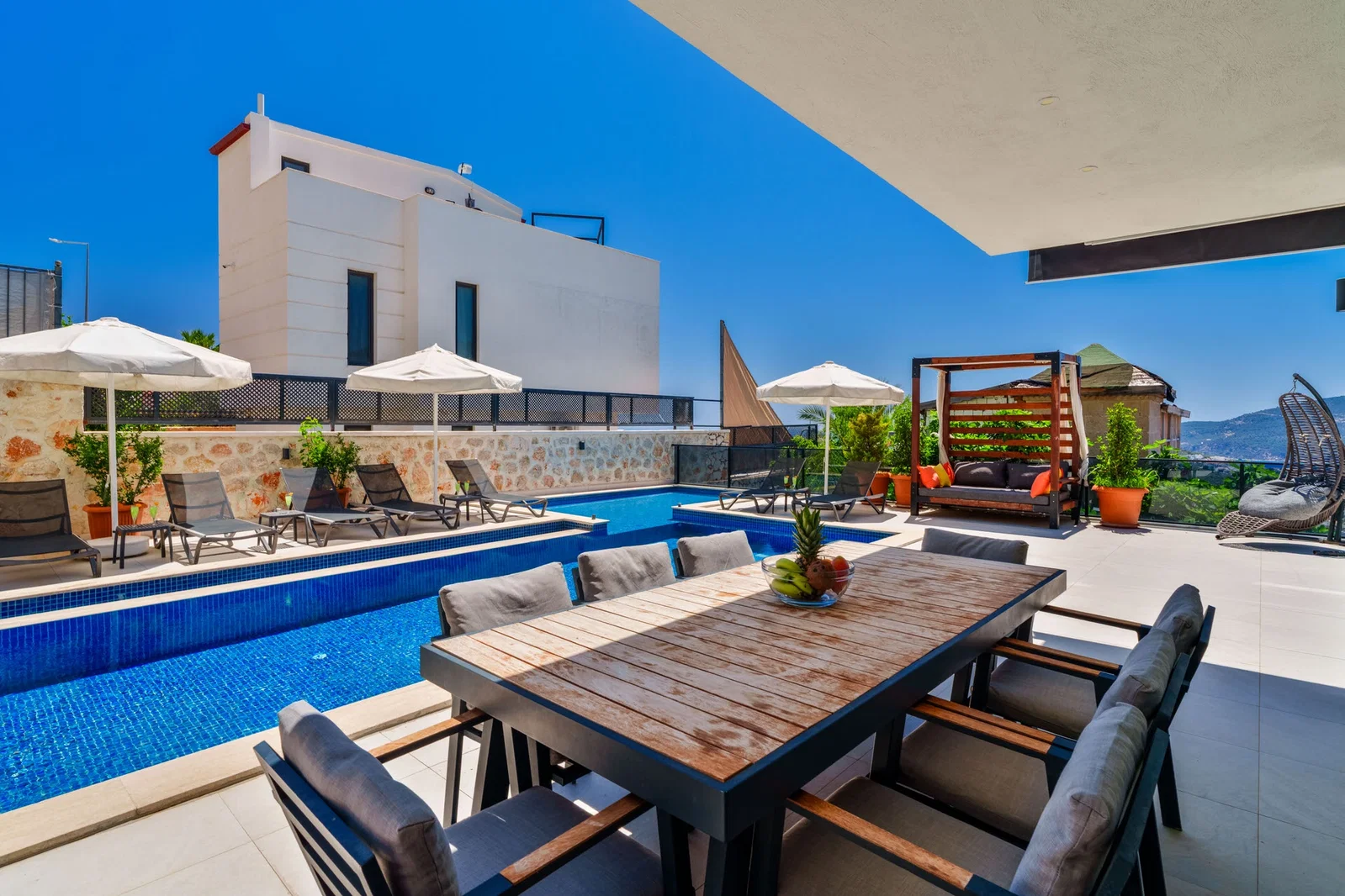 Kalkan’da Merkeze Yakın, Isıtmalı Havuzlu, 4 Yatak Odalı, Lüks Villa