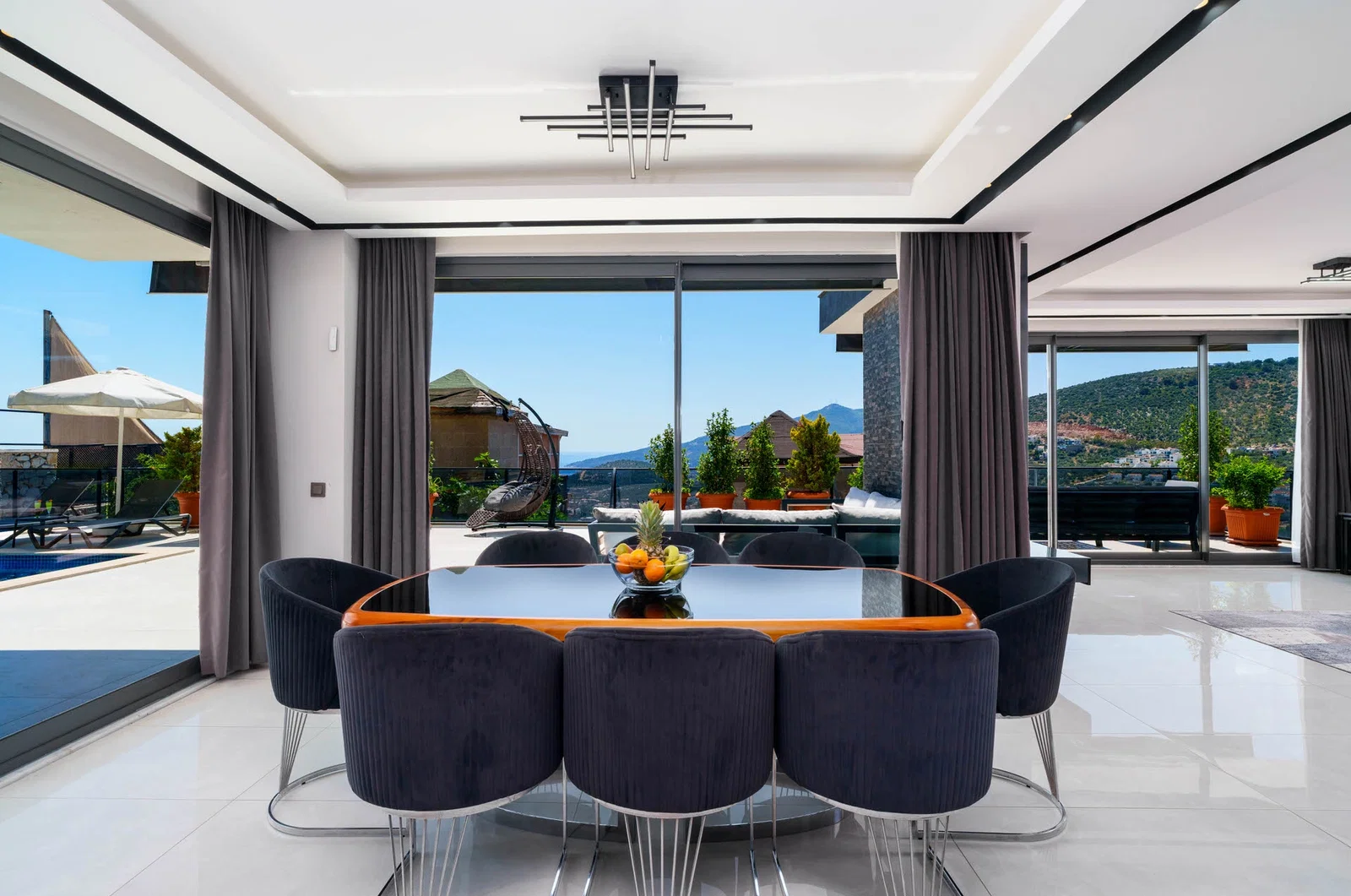 Kalkan’da Merkeze Yakın, Isıtmalı Havuzlu, 4 Yatak Odalı, Lüks Villa