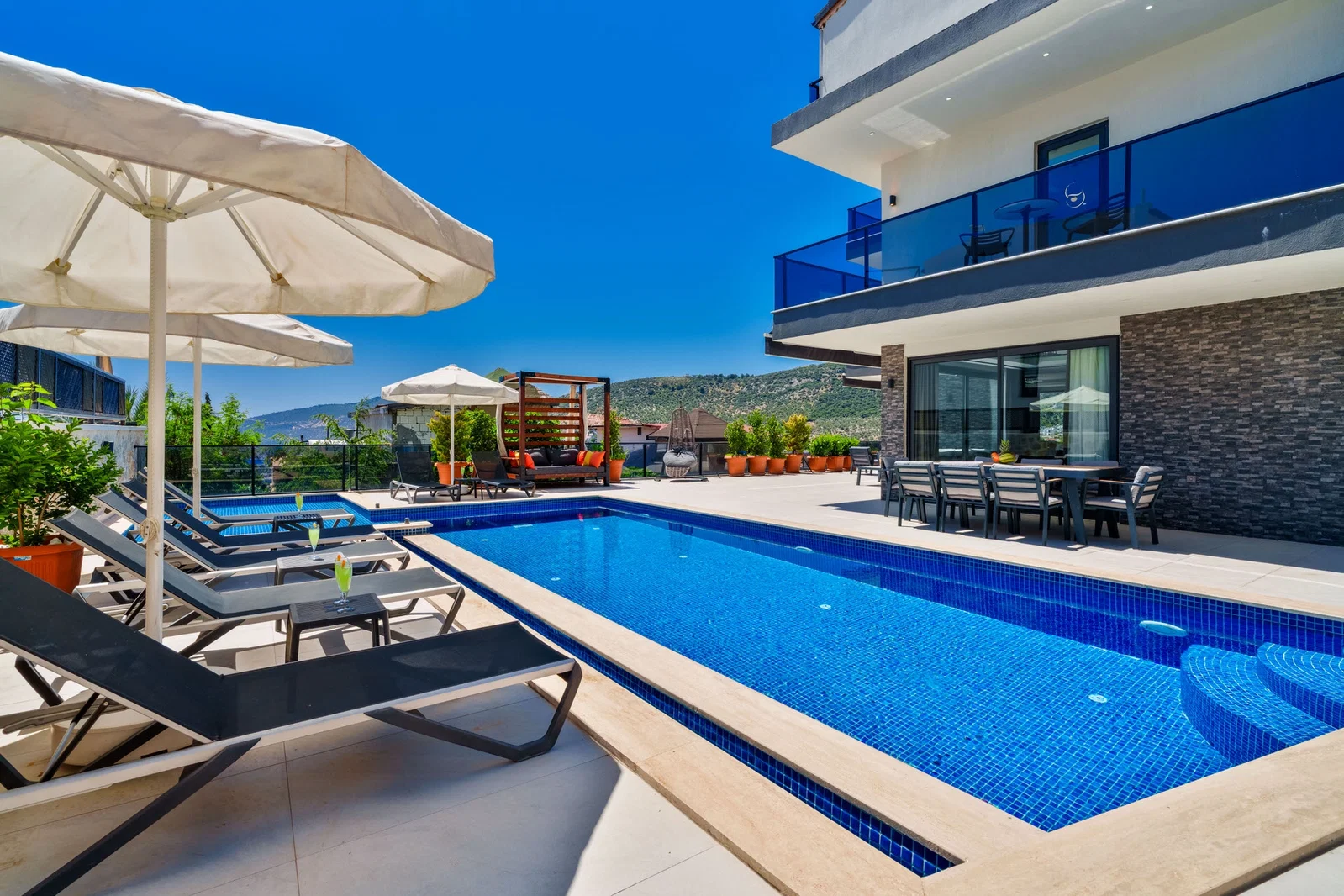 Kalkan’da Merkeze Yakın, Isıtmalı Havuzlu, 4 Yatak Odalı, Lüks Villa