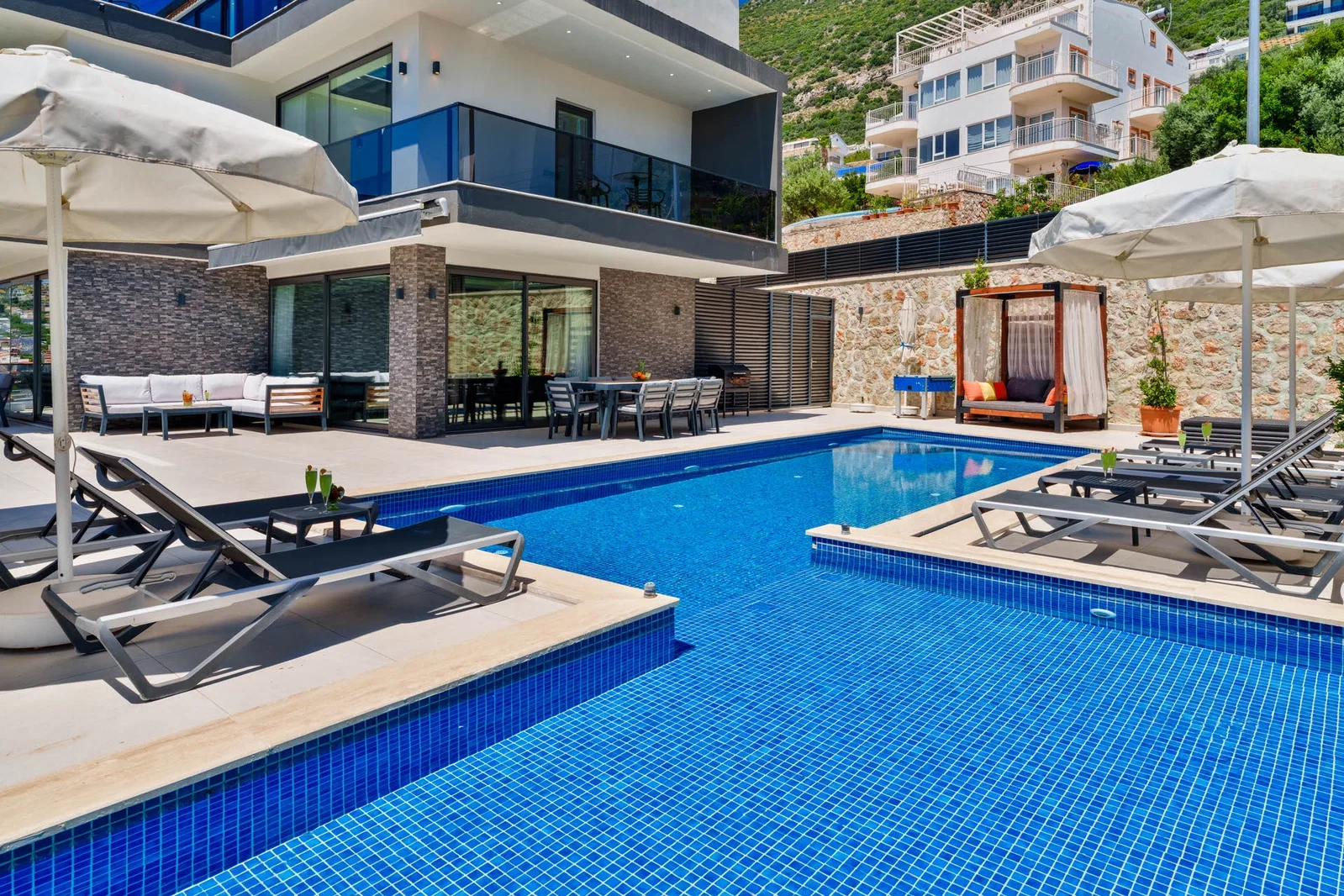 Kalkan’da Merkeze Yakın, Isıtmalı Havuzlu, 4 Yatak Odalı, Lüks Villa