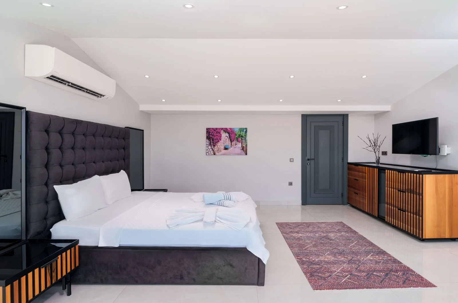 Kalkan’da Merkeze Yakın, Isıtmalı Havuzlu, 4 Yatak Odalı, Lüks Villa