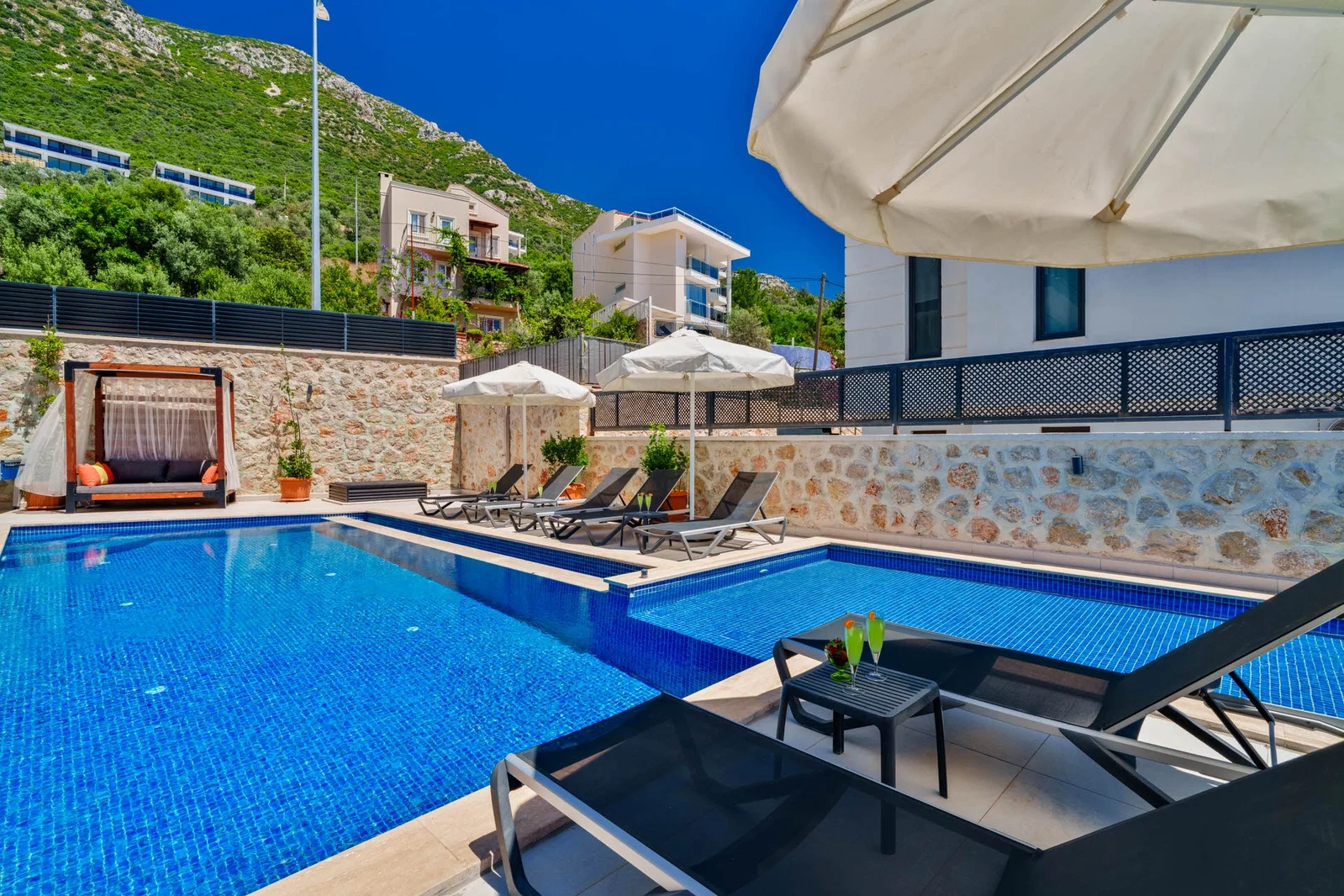 Kalkan’da Merkeze Yakın, Isıtmalı Havuzlu, 4 Yatak Odalı, Lüks Villa