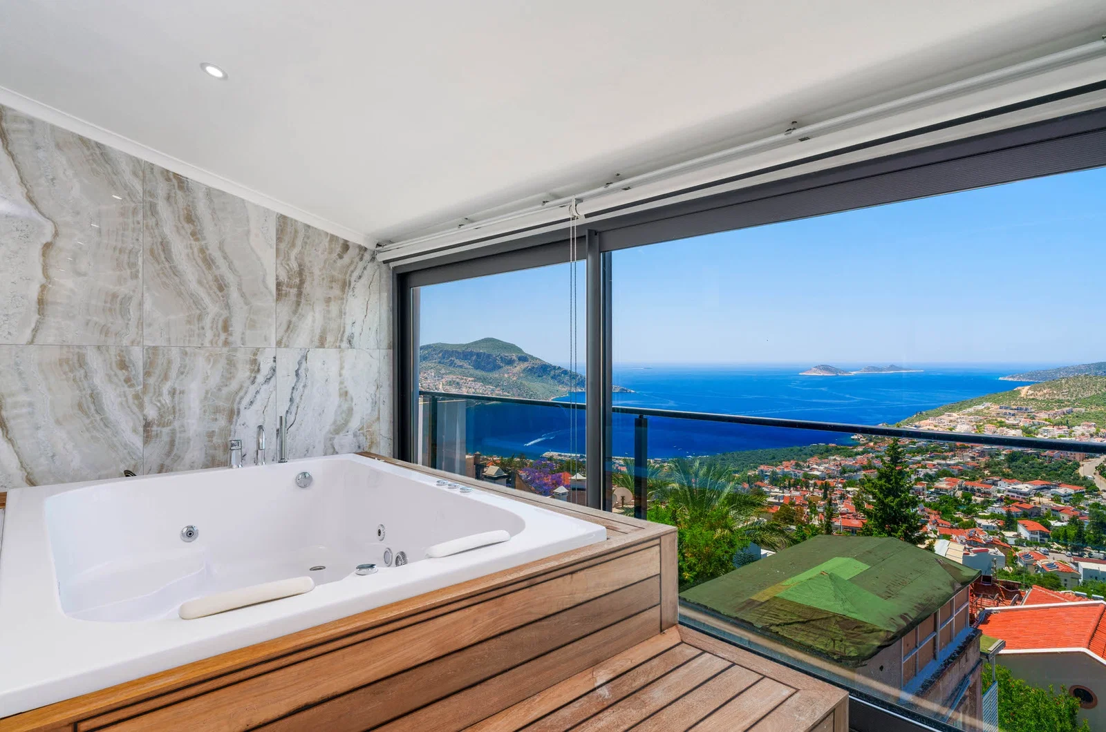 Kalkan’da Merkeze Yakın, Isıtmalı Havuzlu, 4 Yatak Odalı, Lüks Villa