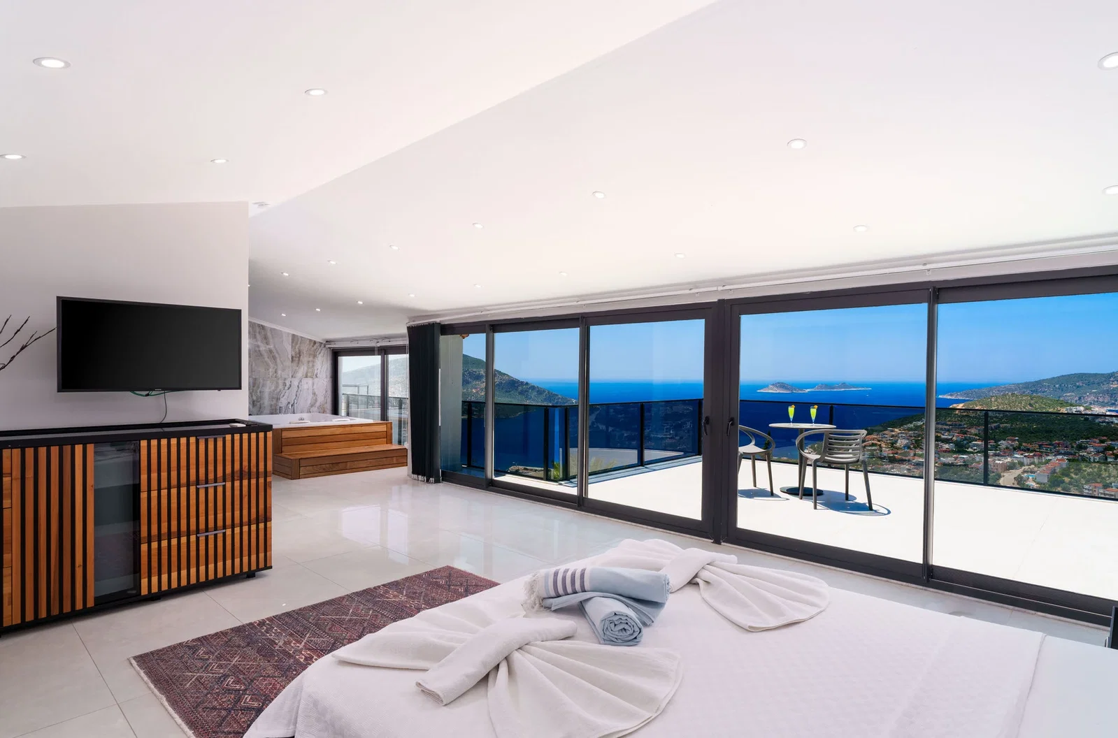 Kalkan’da Merkeze Yakın, Isıtmalı Havuzlu, 4 Yatak Odalı, Lüks Villa