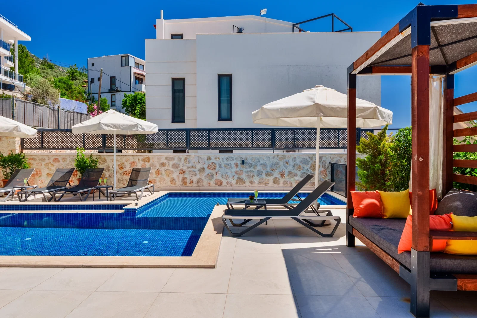 Kalkan’da Merkeze Yakın, Isıtmalı Havuzlu, 4 Yatak Odalı, Lüks Villa