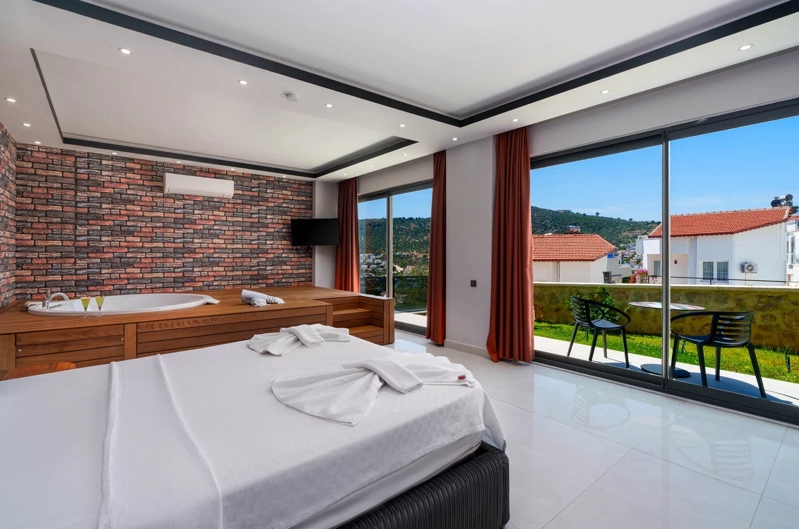 Kalkan’da Merkeze Yakın, Isıtmalı Havuzlu, 4 Yatak Odalı, Lüks Villa