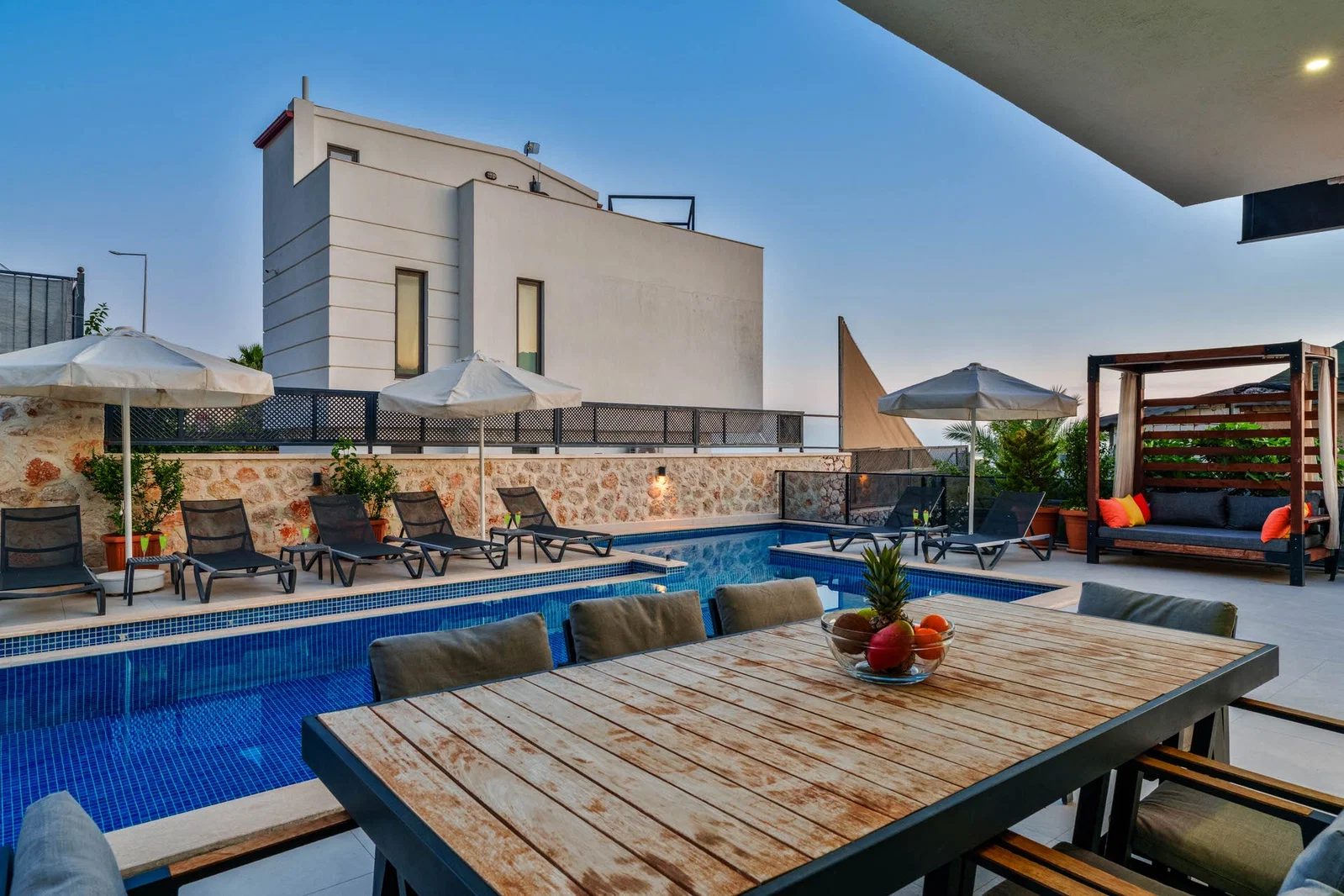 Kalkan’da Merkeze Yakın, Isıtmalı Havuzlu, 4 Yatak Odalı, Lüks Villa
