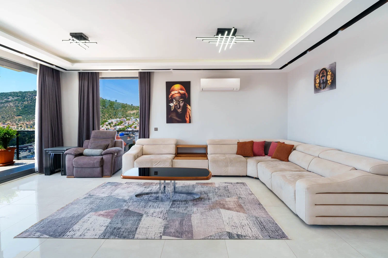 Kalkan’da Merkeze Yakın, Isıtmalı Havuzlu, 4 Yatak Odalı, Lüks Villa