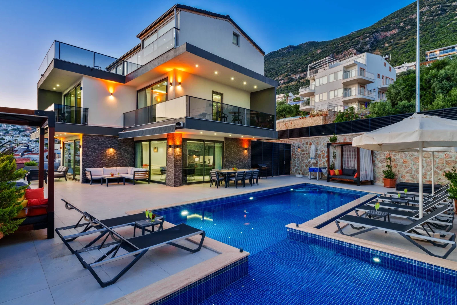 Kalkan’da Merkeze Yakın, Isıtmalı Havuzlu, 4 Yatak Odalı, Lüks Villa