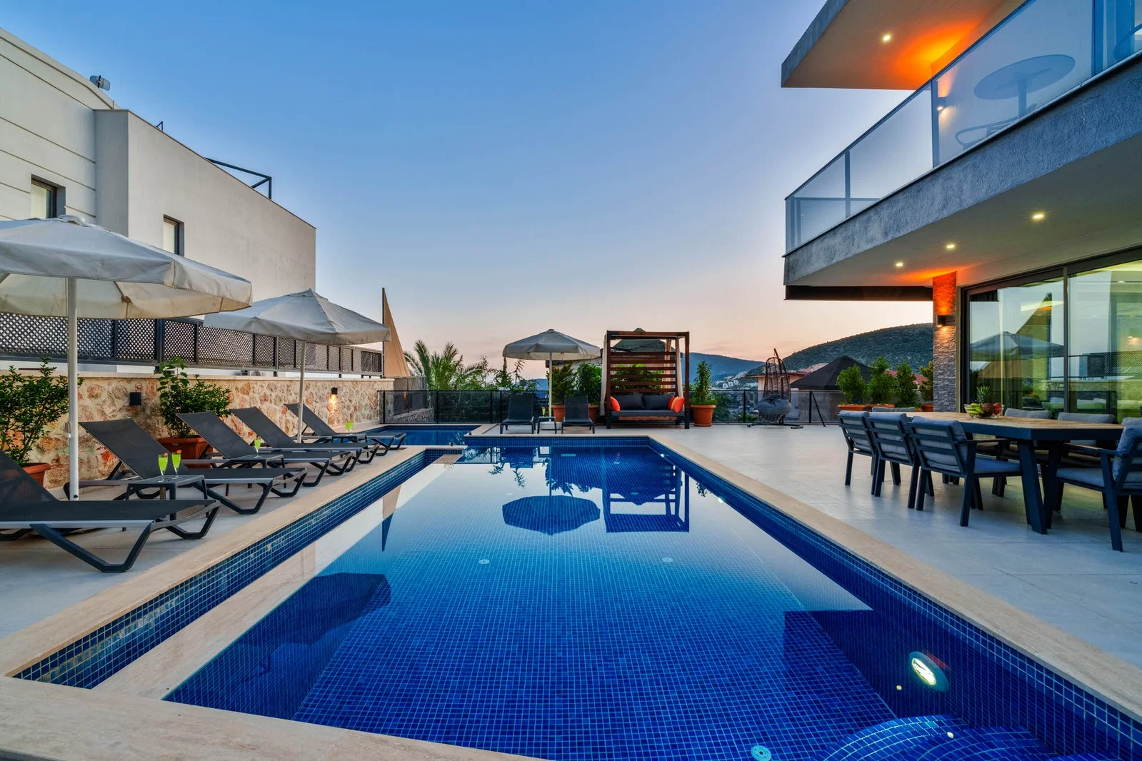 Kalkan’da Merkeze Yakın, Isıtmalı Havuzlu, 4 Yatak Odalı, Lüks Villa
