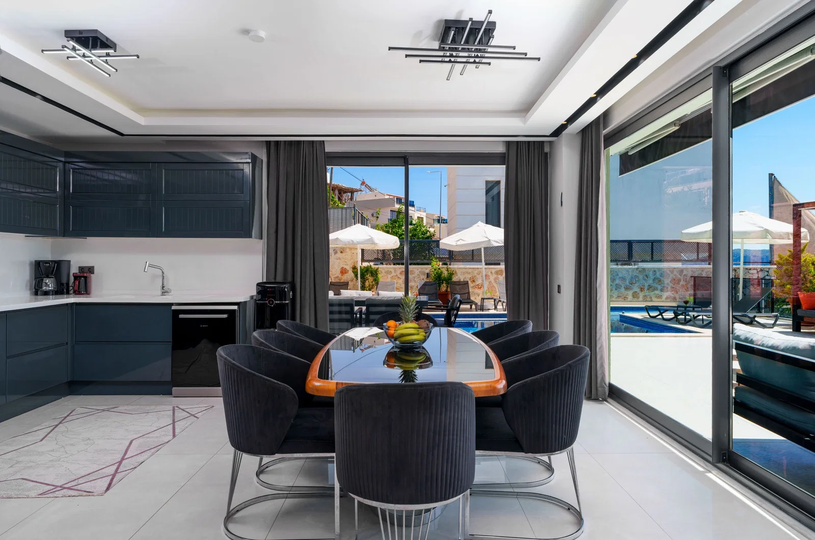 Kalkan’da Merkeze Yakın, Isıtmalı Havuzlu, 4 Yatak Odalı, Lüks Villa
