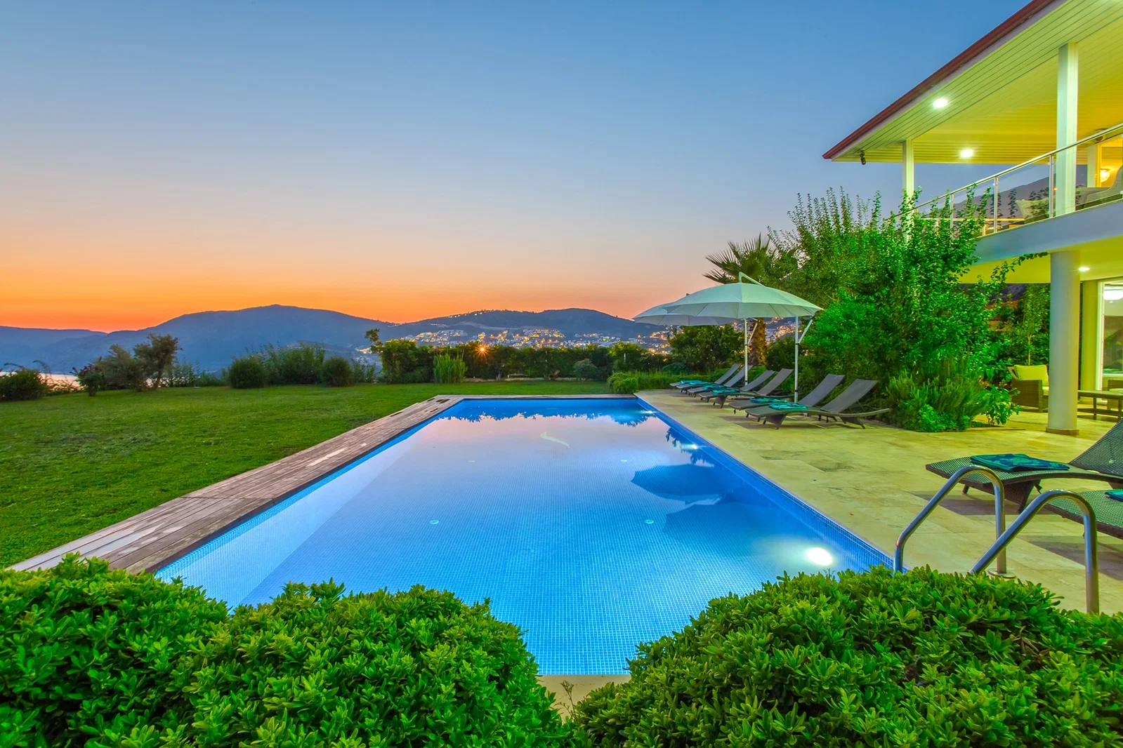 Kalkan’da Deniz Manzaralı, Isıtmalı Havuzlu, 5 Yatak Odalı, Lüks Villa