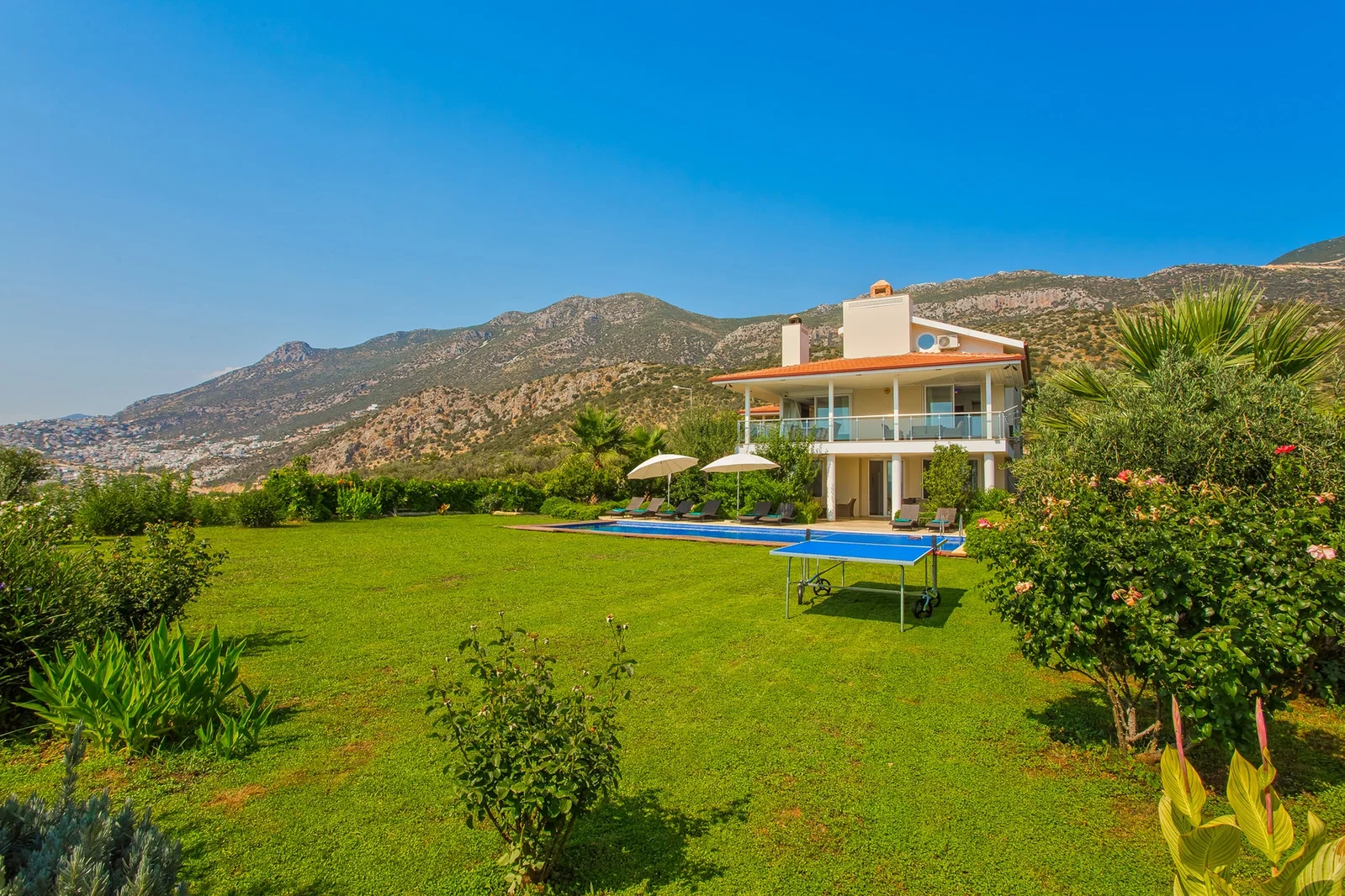 Kalkan’da Deniz Manzaralı, Isıtmalı Havuzlu, 5 Yatak Odalı, Lüks Villa