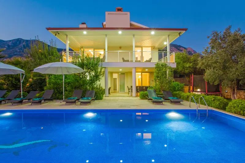 Kalkan’da ısıtmalı havuzlu kiralık villa