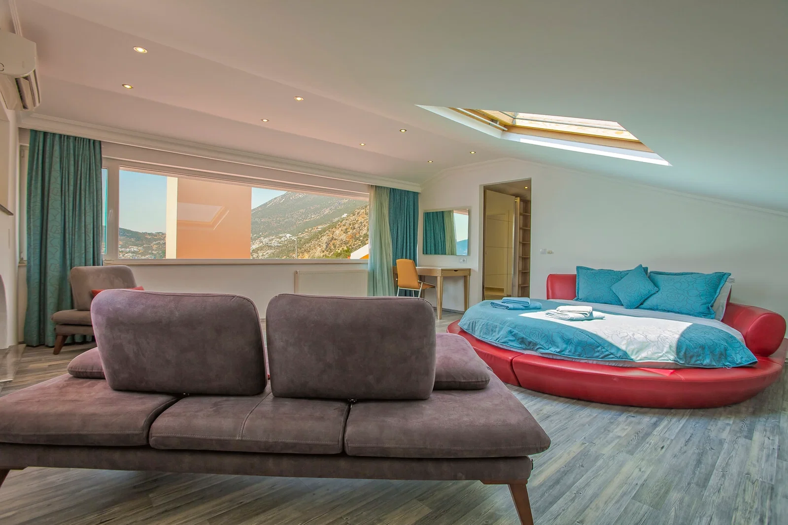 Kalkan’da Deniz Manzaralı, Isıtmalı Havuzlu, 5 Yatak Odalı, Lüks Villa