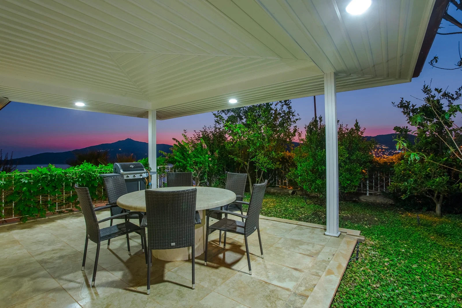 Kalkan’da Deniz Manzaralı, Isıtmalı Havuzlu, 5 Yatak Odalı, Lüks Villa