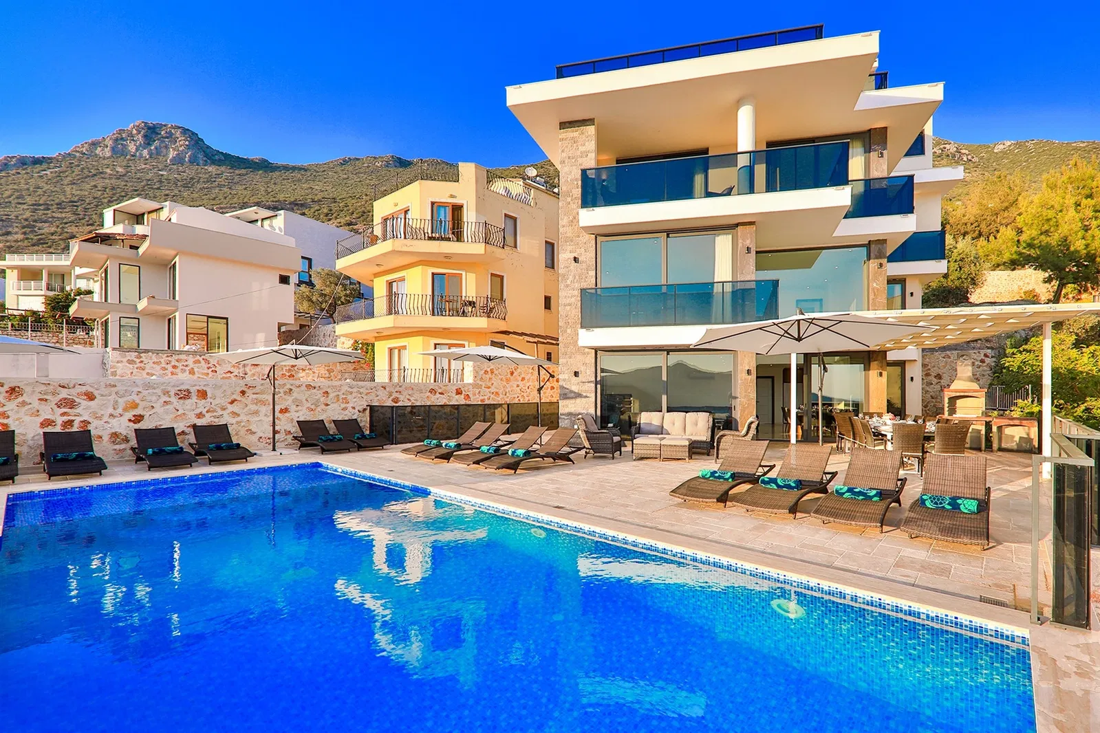 Kalkan’da jakuzili kiralık villa