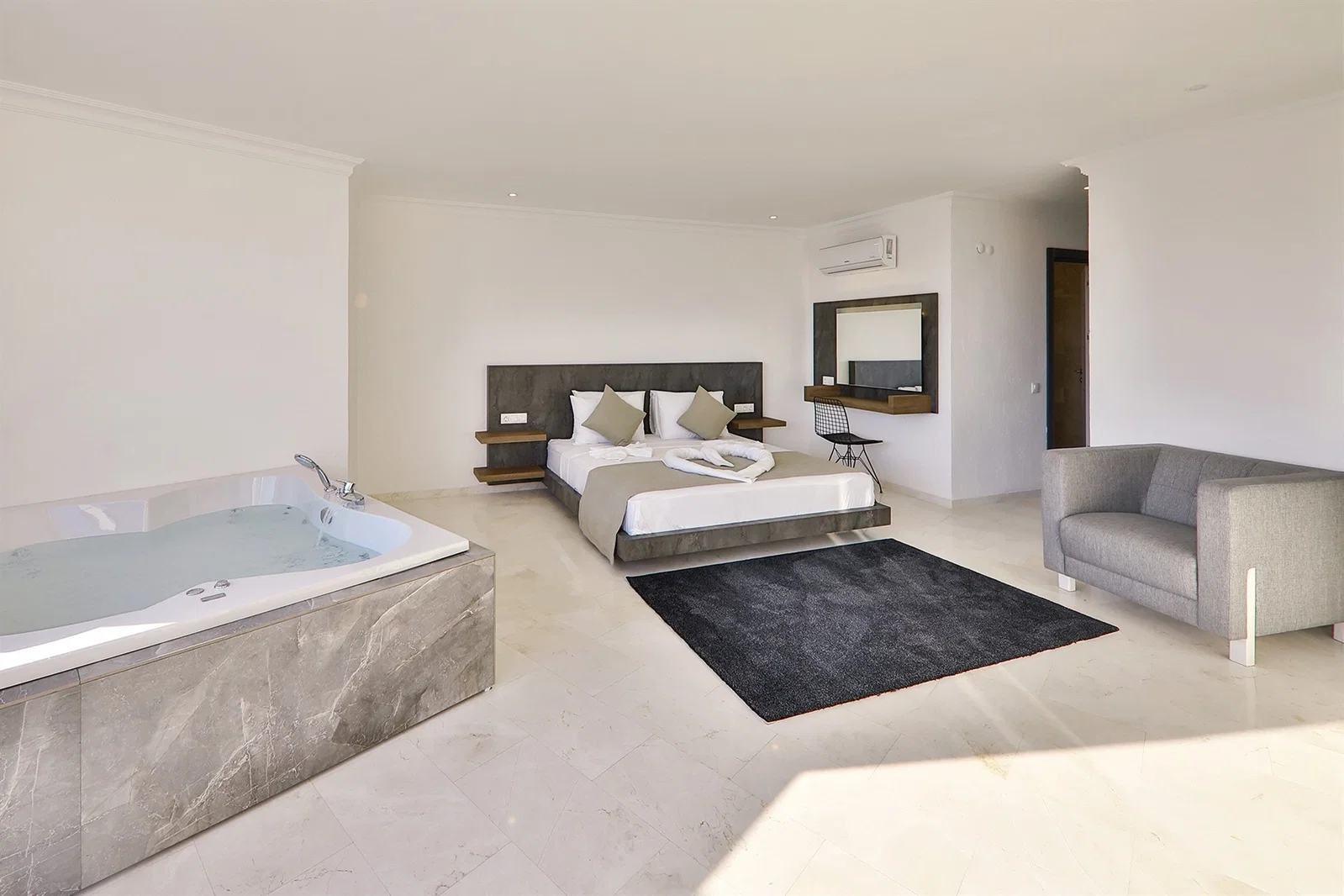Kalkan’da Deniz Manzaralı, Özel Havuzlu, 7 Yatak Odalı, Lüks Villa