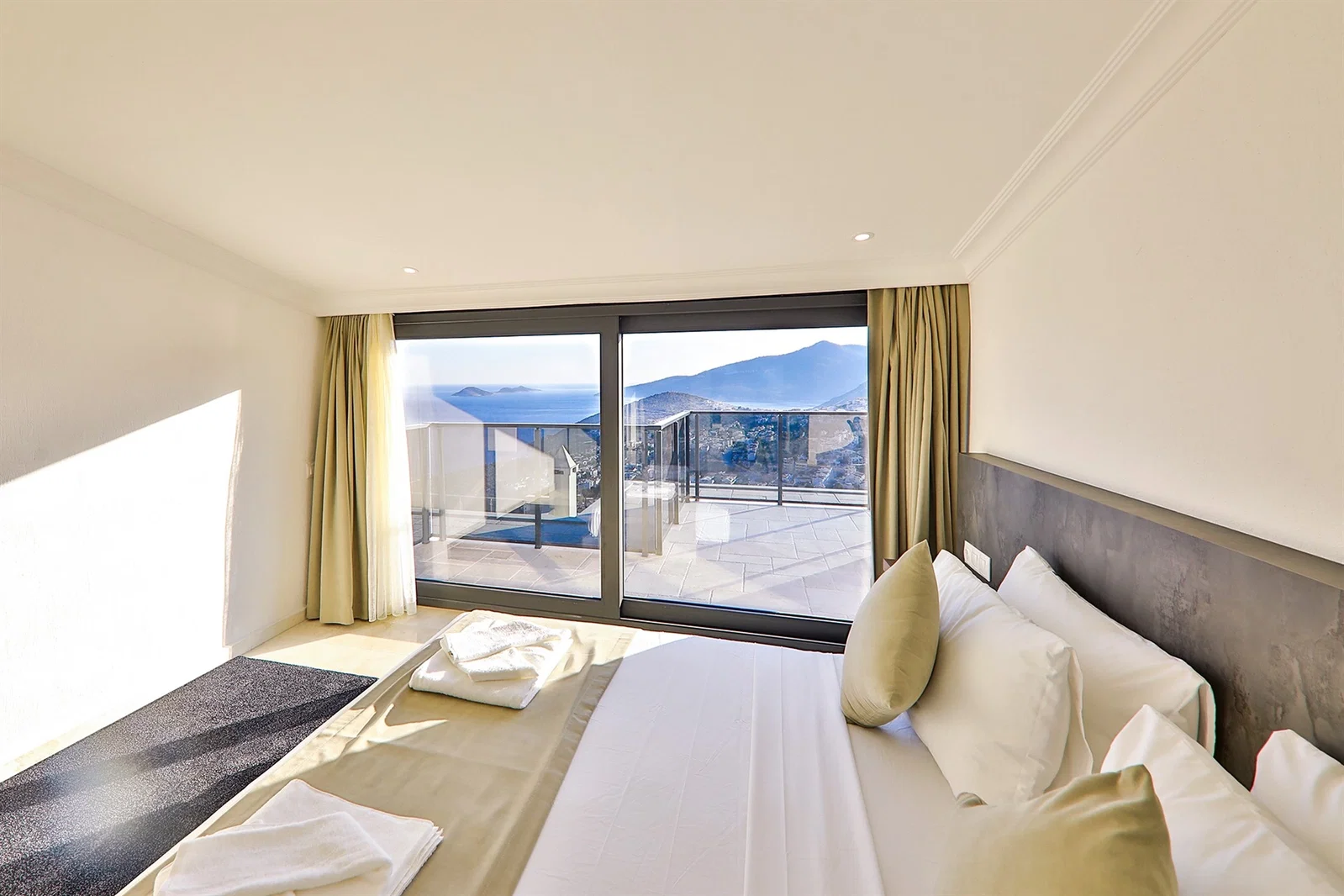 Kalkan’da Deniz Manzaralı, Özel Havuzlu, 7 Yatak Odalı, Lüks Villa
