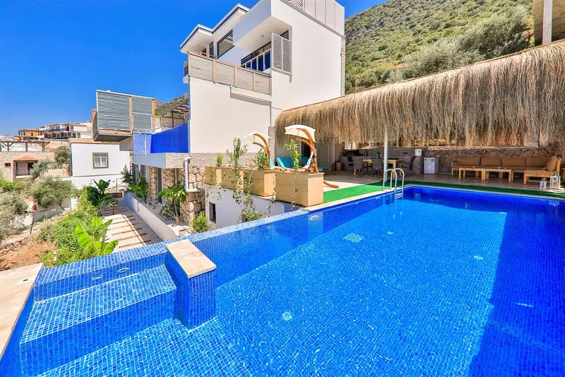Kalkan’da korunaklı havuzlu kiralık villa
