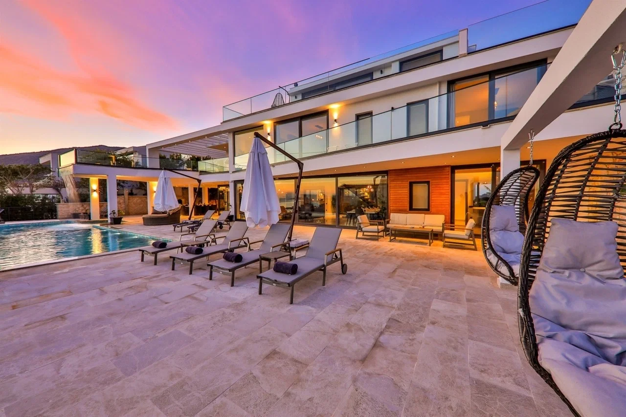 Kalkan’da Sakin Konumda, Isıtmalı Havuzlu, Jakuzili, Lüks Villa