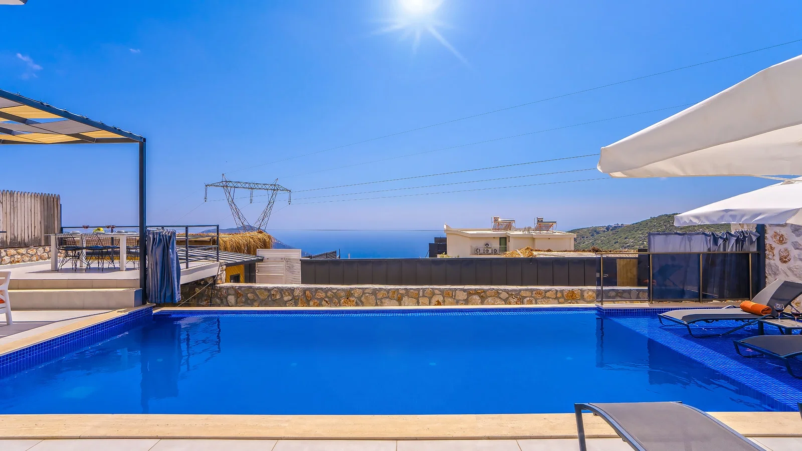 Kalkan’da Deniz Manzaralı, Korunaklı Havuzlu, 2 Yatak Odalı, Ekonomik Villa