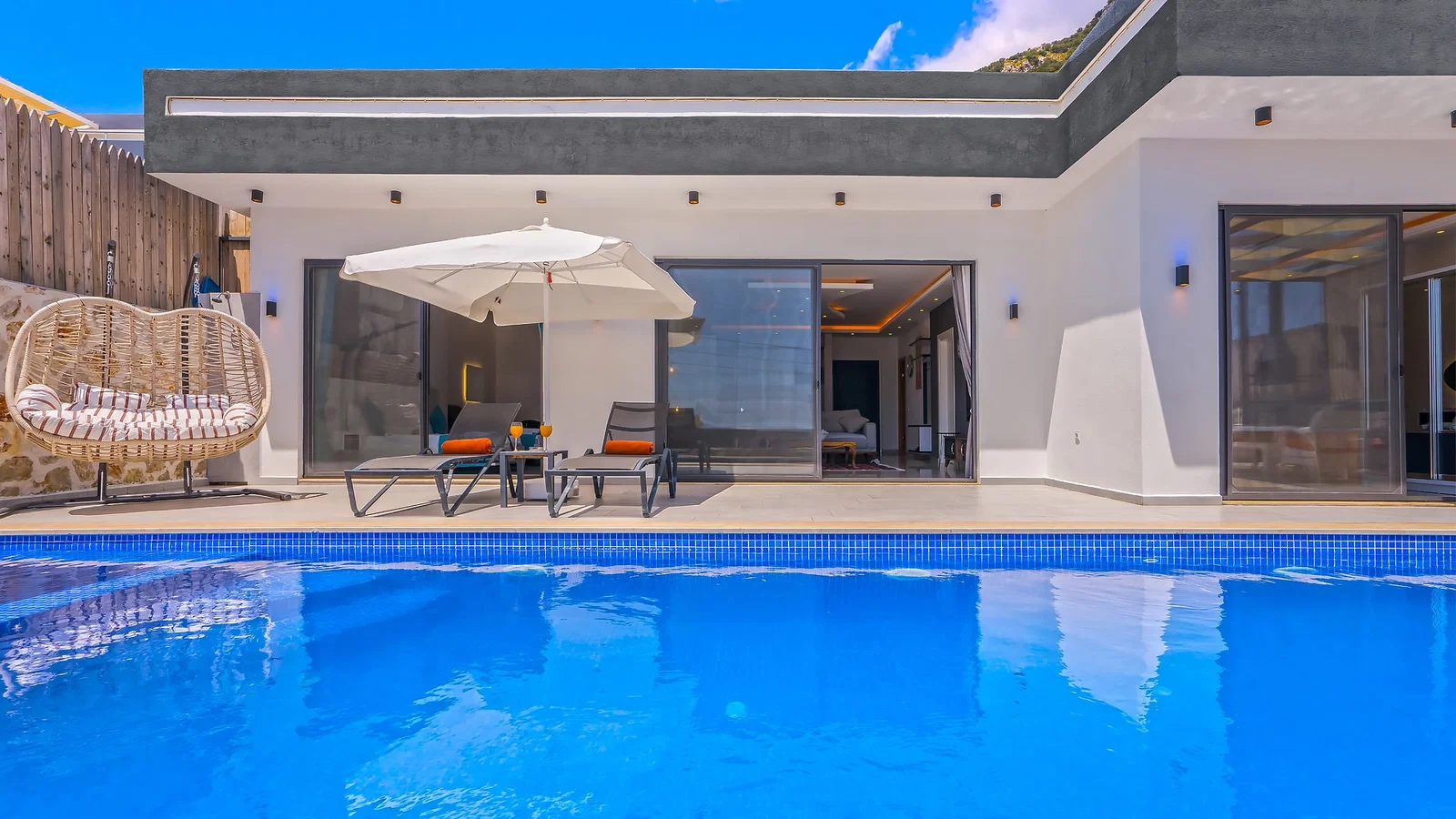 Kalkan’da Deniz Manzaralı, Korunaklı Havuzlu, 2 Yatak Odalı, Ekonomik Villa