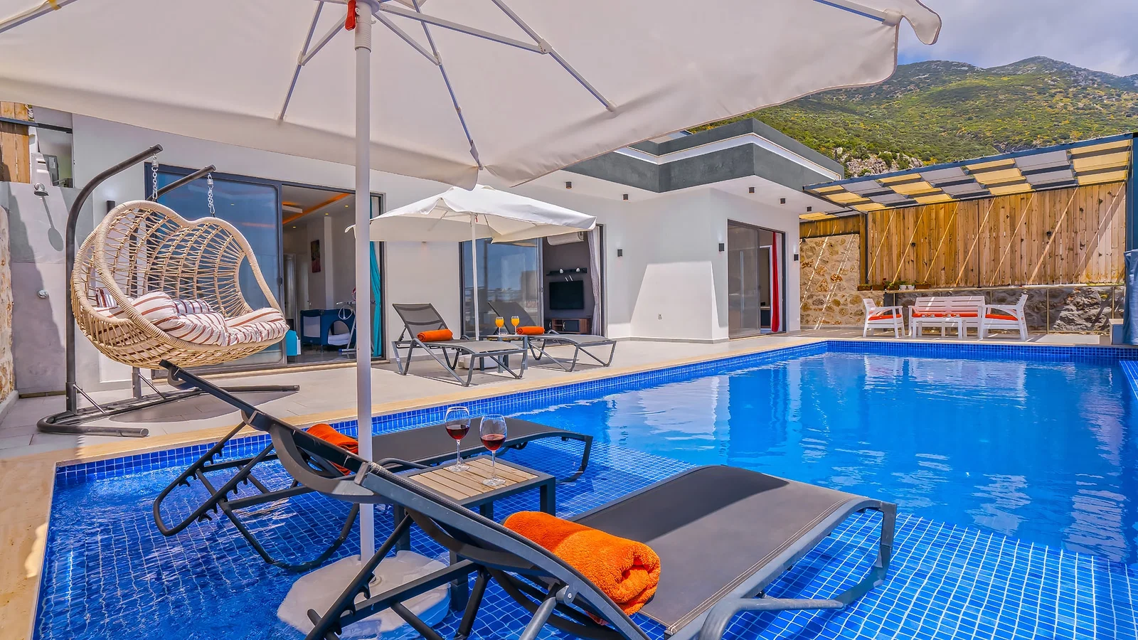 Kalkan’da Deniz Manzaralı, Korunaklı Havuzlu, 2 Yatak Odalı, Ekonomik Villa