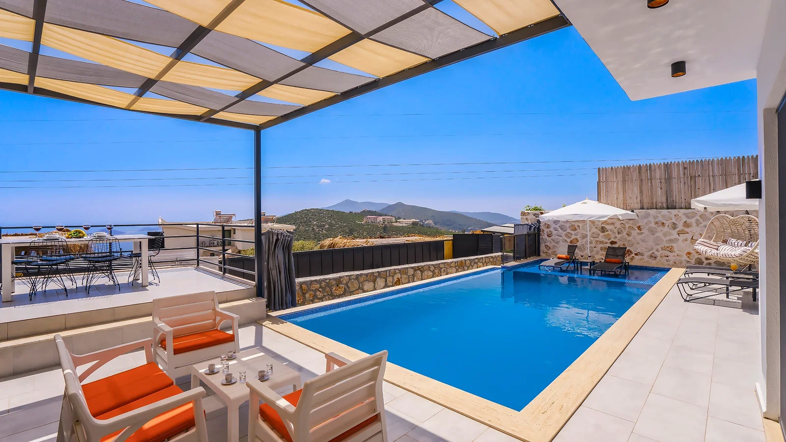 Kalkan’da Deniz Manzaralı, Korunaklı Havuzlu, 2 Yatak Odalı, Ekonomik Villa