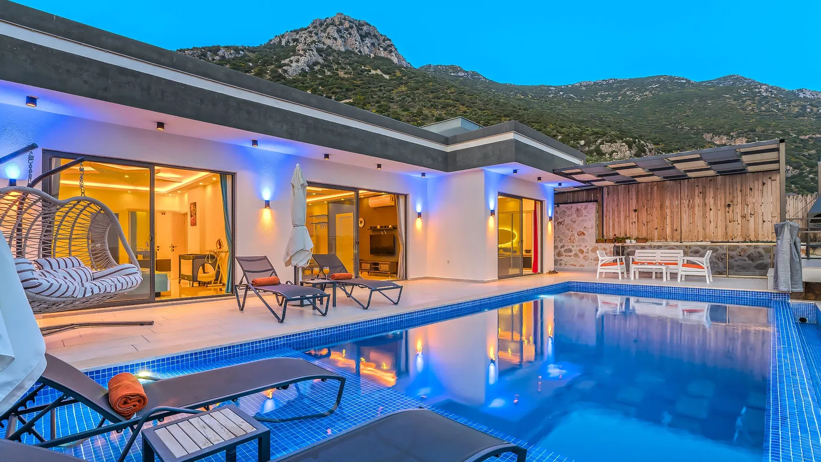 Kalkan’da korunaklı havuzlu kiralık villa