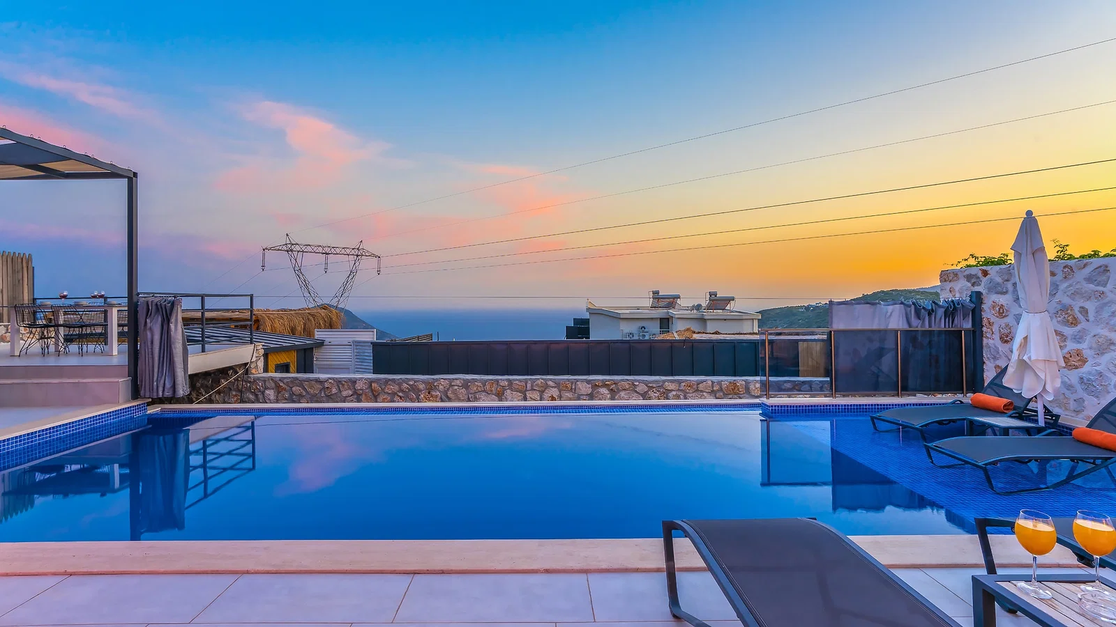 Kalkan’da Deniz Manzaralı, Korunaklı Havuzlu, 2 Yatak Odalı, Ekonomik Villa