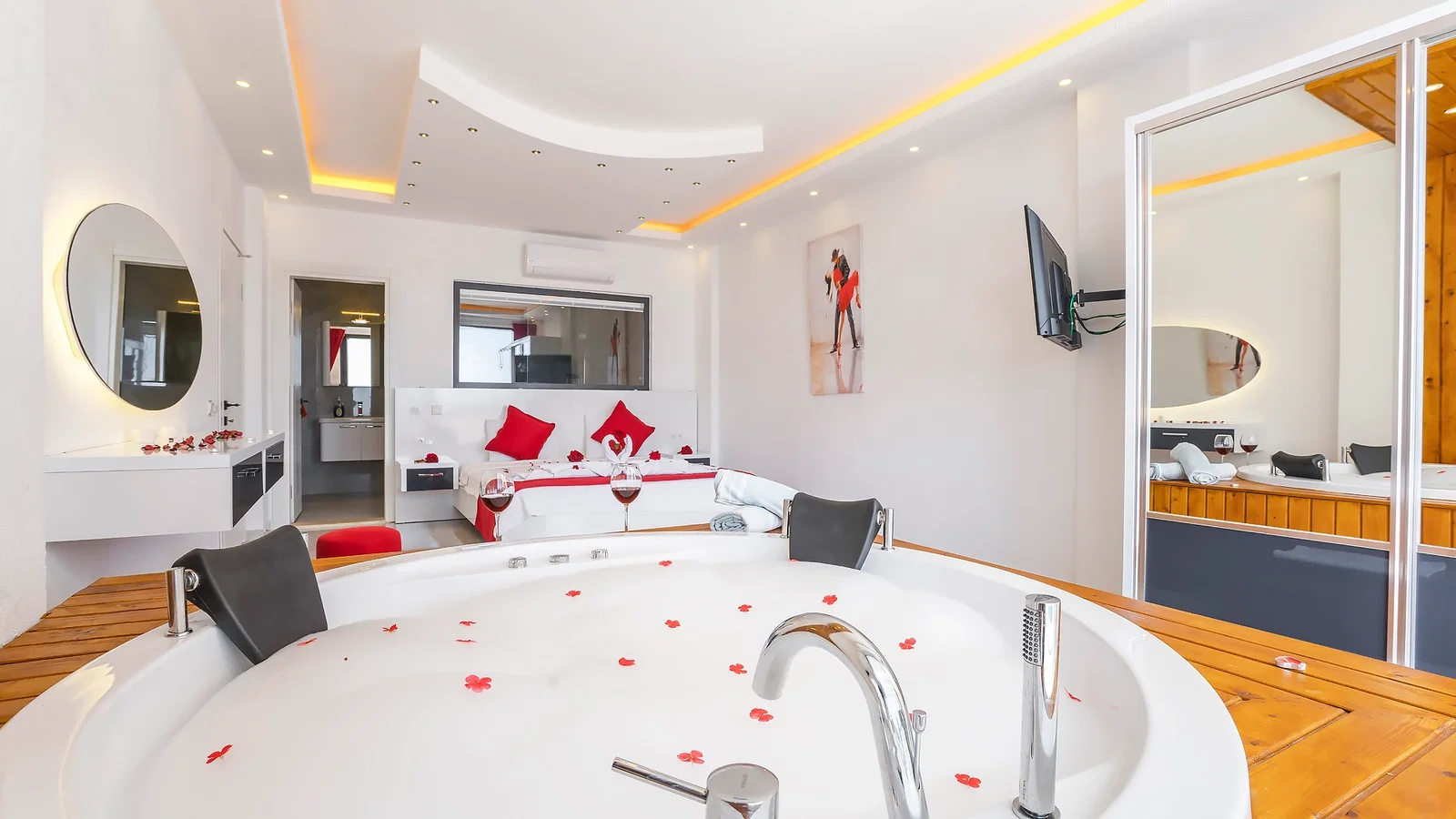 Kalkan’da Deniz Manzaralı, Korunaklı Havuzlu, 2 Yatak Odalı, Ekonomik Villa