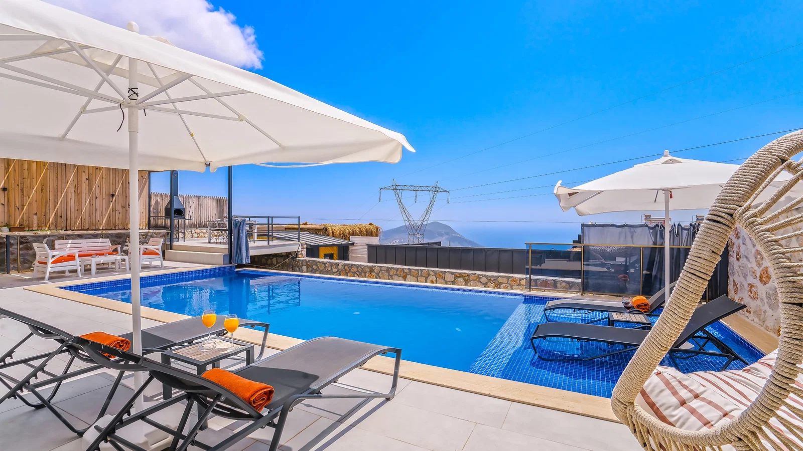Kalkan’da Deniz Manzaralı, Korunaklı Havuzlu, 2 Yatak Odalı, Ekonomik Villa
