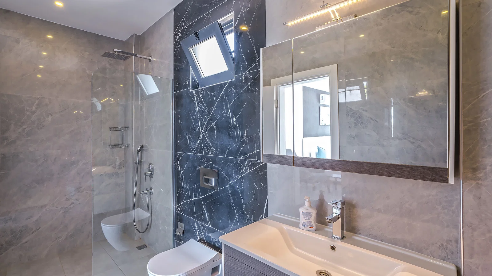 Kalkan’da Deniz Manzaralı, Korunaklı Havuzlu, 2 Yatak Odalı, Ekonomik Villa