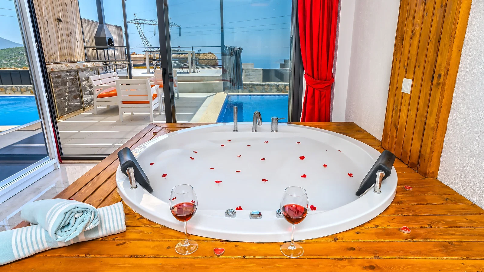 Kalkan’da Deniz Manzaralı, Korunaklı Havuzlu, 2 Yatak Odalı, Ekonomik Villa