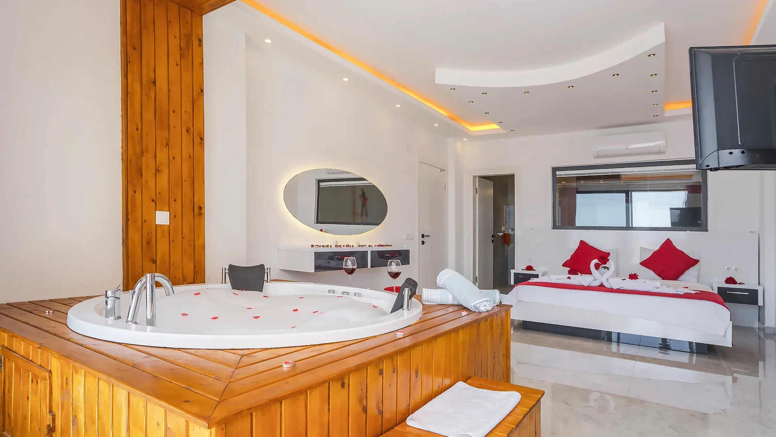 Kalkan’da Deniz Manzaralı, Korunaklı Havuzlu, 2 Yatak Odalı, Ekonomik Villa