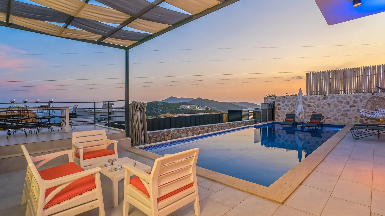 Kalkan’da Deniz Manzaralı, Korunaklı Havuzlu, 2 Yatak Odalı, Ekonomik Villa