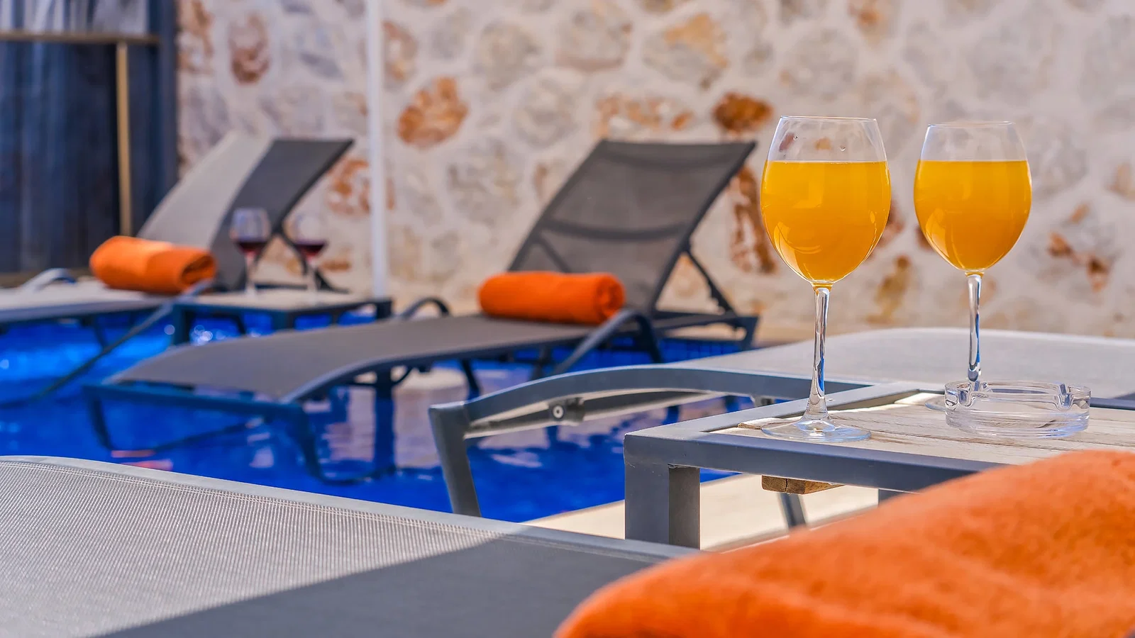 Kalkan’da Deniz Manzaralı, Korunaklı Havuzlu, 2 Yatak Odalı, Ekonomik Villa