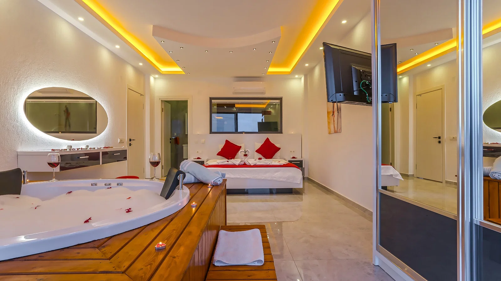 Kalkan’da Deniz Manzaralı, Korunaklı Havuzlu, 2 Yatak Odalı, Ekonomik Villa