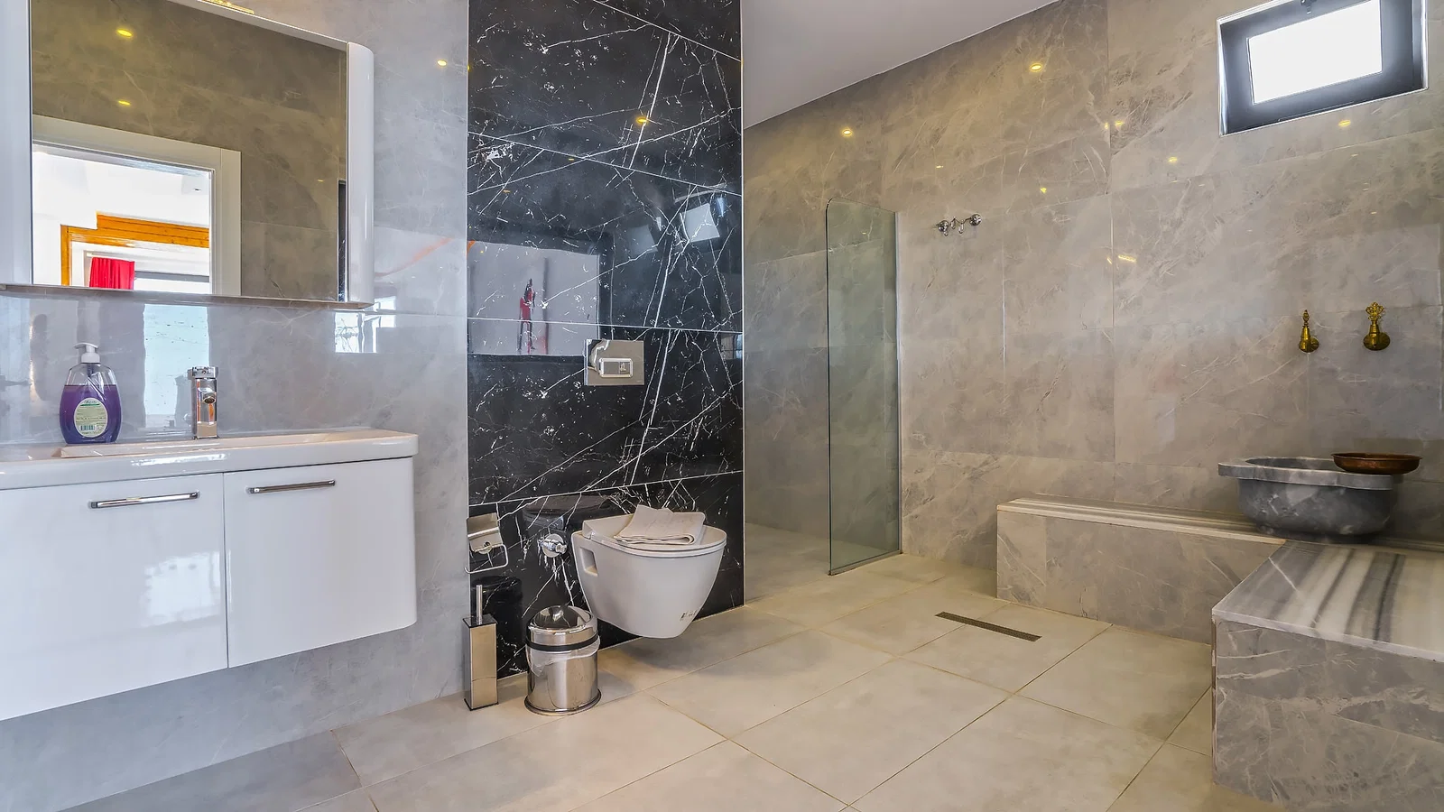 Kalkan’da Deniz Manzaralı, Korunaklı Havuzlu, 2 Yatak Odalı, Ekonomik Villa