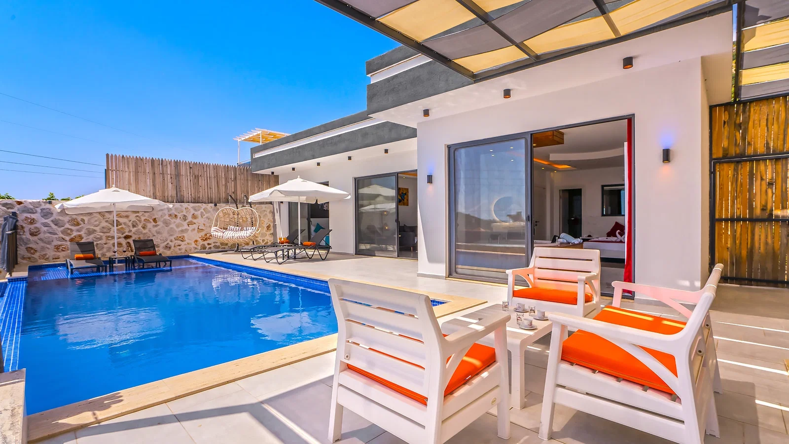 Kalkan’da Deniz Manzaralı, Korunaklı Havuzlu, 2 Yatak Odalı, Ekonomik Villa