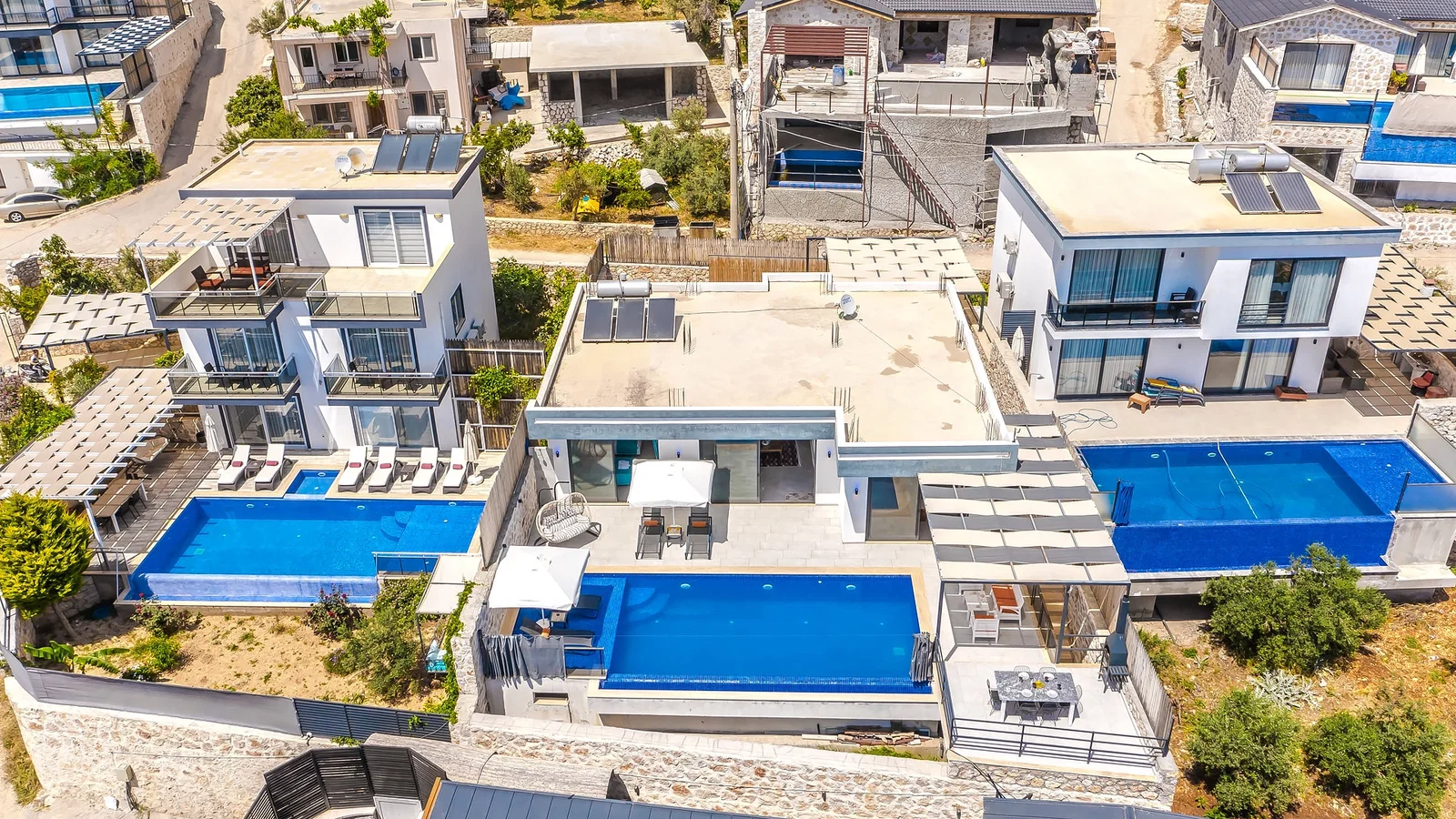 Kalkan’da Deniz Manzaralı, Korunaklı Havuzlu, 2 Yatak Odalı, Ekonomik Villa