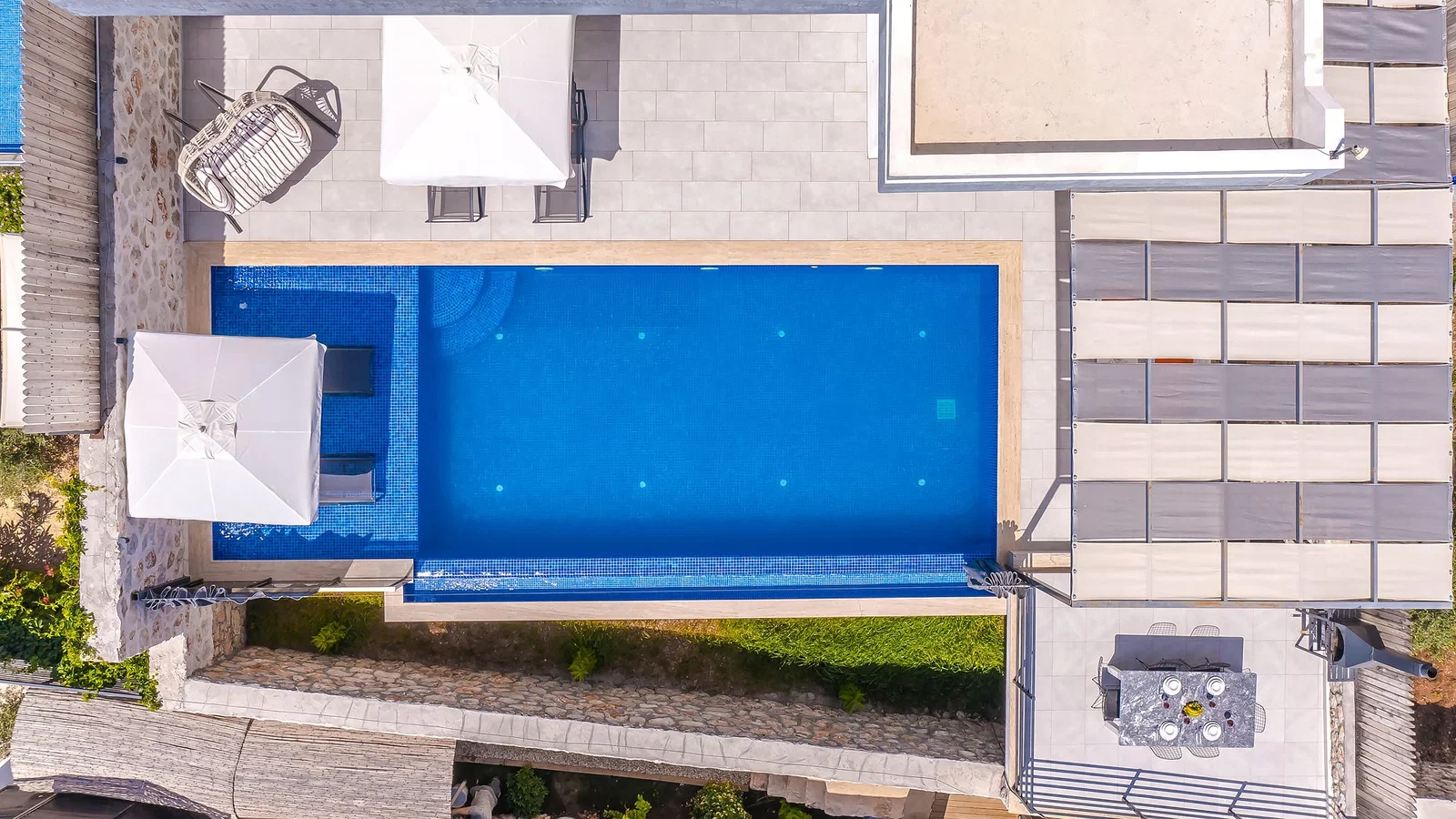 Kalkan’da Deniz Manzaralı, Korunaklı Havuzlu, 2 Yatak Odalı, Ekonomik Villa