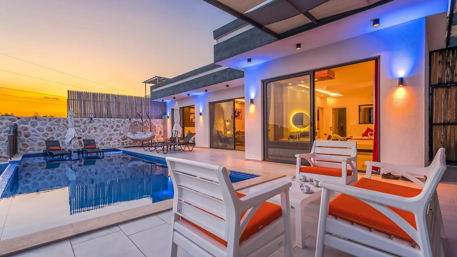 Kalkan’da Deniz Manzaralı, Korunaklı Havuzlu, 2 Yatak Odalı, Ekonomik Villa