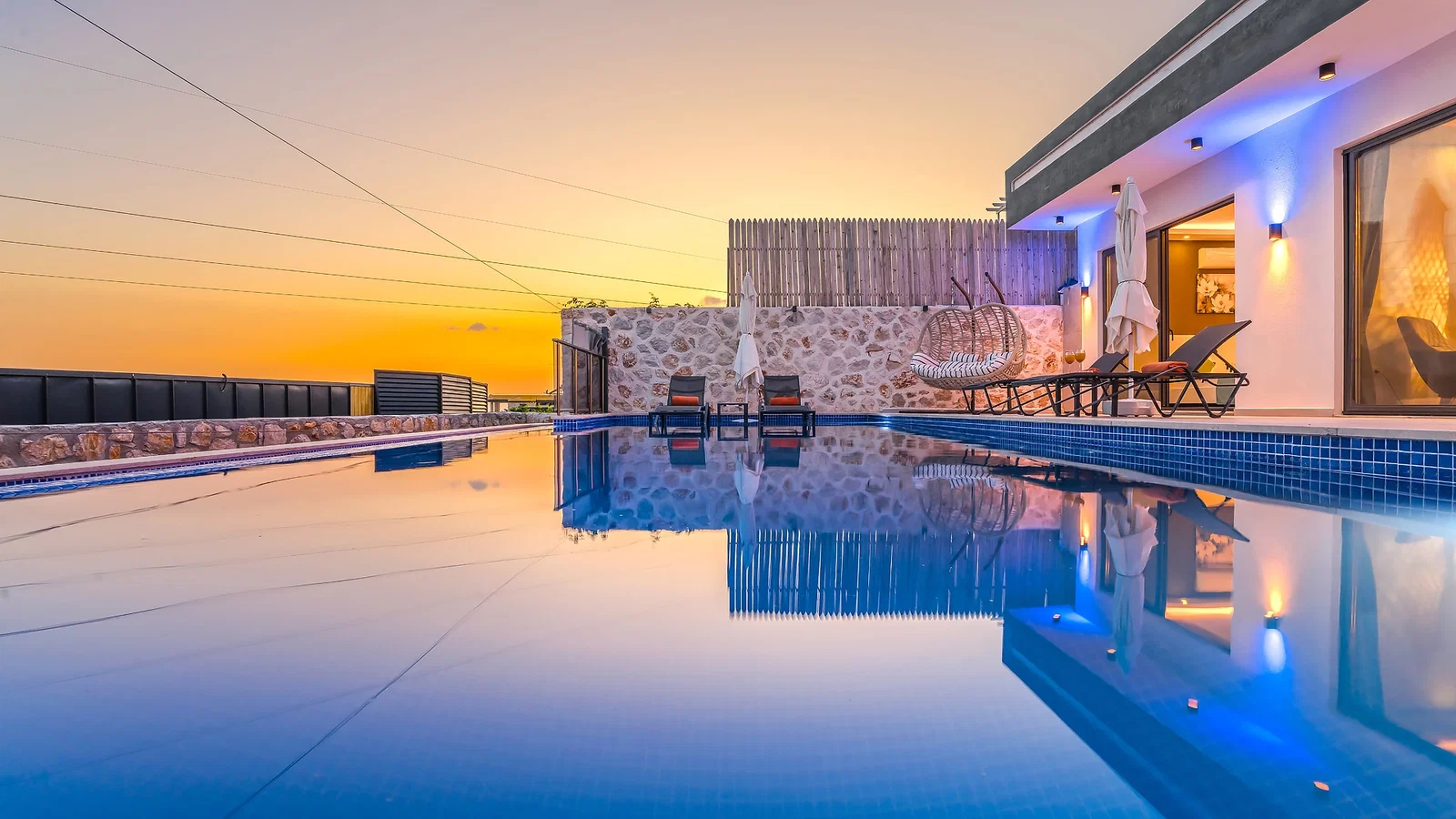 Kalkan’da Deniz Manzaralı, Korunaklı Havuzlu, 2 Yatak Odalı, Ekonomik Villa