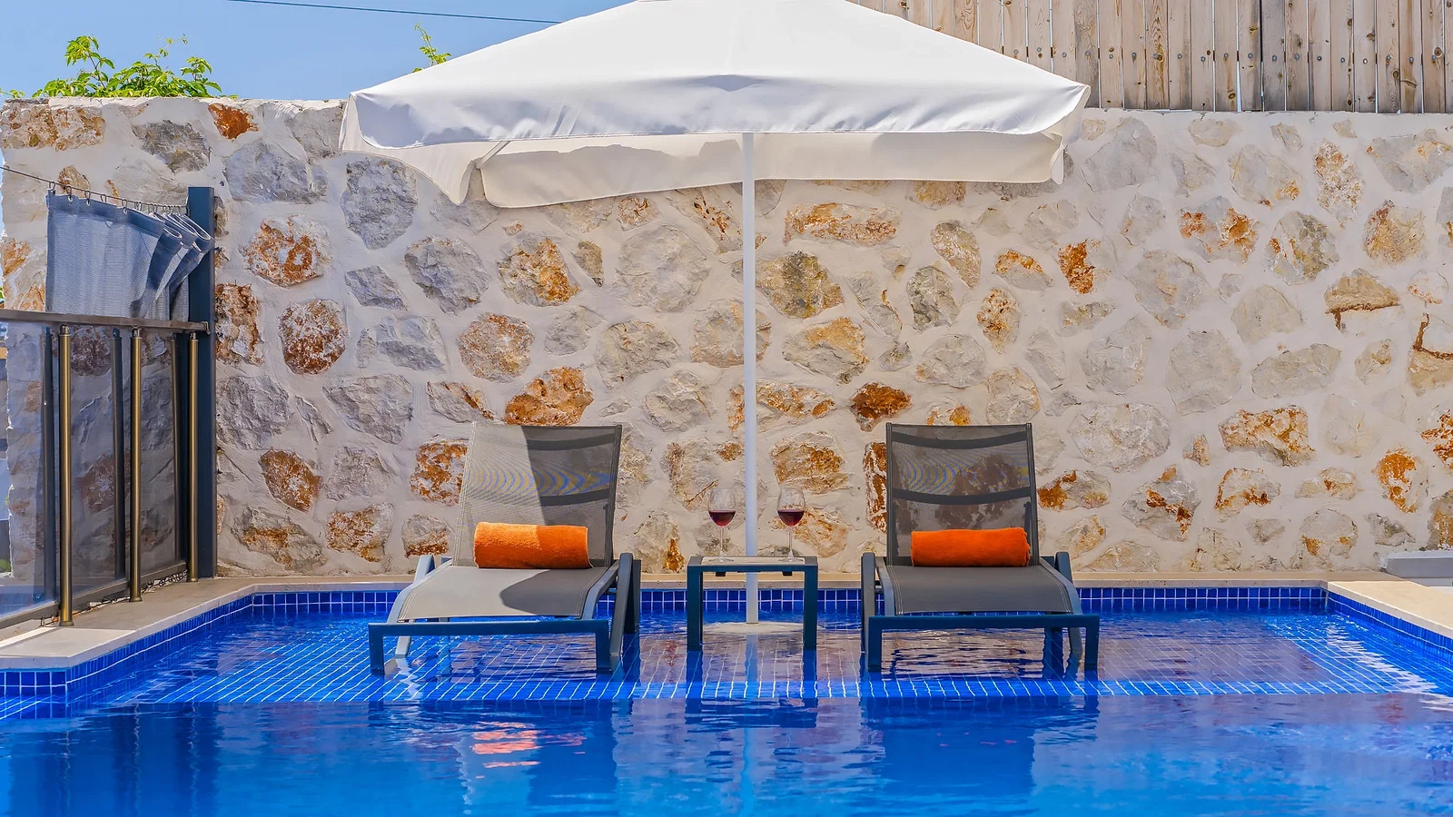Kalkan’da Deniz Manzaralı, Korunaklı Havuzlu, 2 Yatak Odalı, Ekonomik Villa