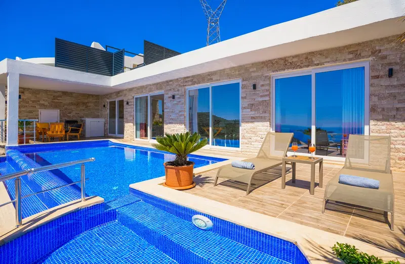 Kalkan’da jakuzili kiralık villa